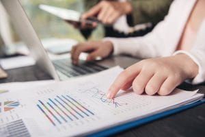 Relatório de votos comparando adversários: análise competitiva para sua campanha